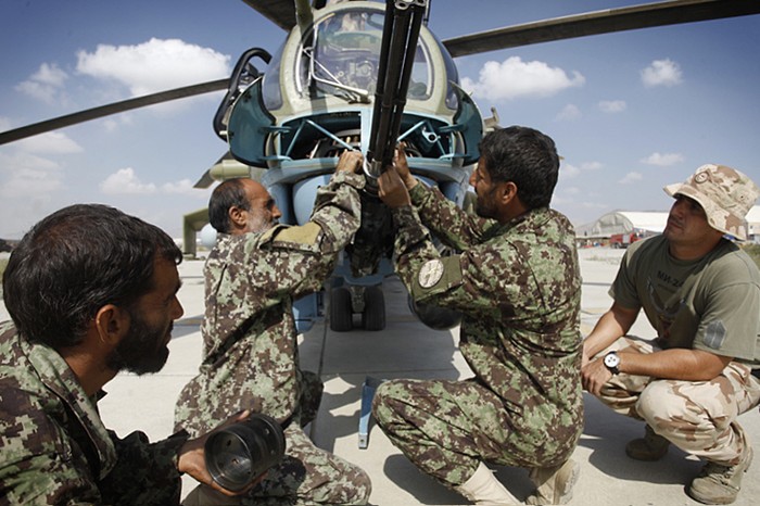 Nhiệm vụ chủ yếu của Air Mentor Team (AMT) chính là huấn luyện cho Không quân Afghanistan.